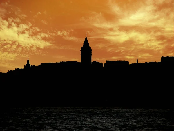 İstanbul 'da günbatımı. Galata Kulesi 'nin epik manzarası. İstanbul, Türkiye