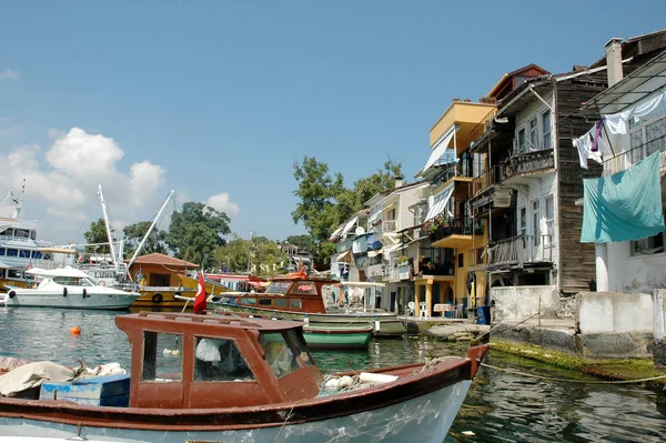 Beykoz, İstanbul kentinde ünlü ilçe ve turistik yerdir. Karadeniz 'in kuzeyinde yer almaktadır. Ayrıca yusa Tepesi 'nde bulunan Peygamber yusa mezarı. Beykoz, Doğa ve eski evler ve eski çarşı olduğunu iyi bilinmektedir.