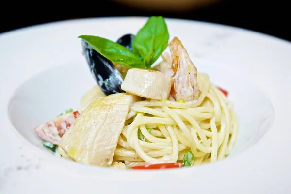 Espaguetis Con Salmón Parmesano Pasta Albahaca Italiana Con Salsa Pesto — Foto de Stock