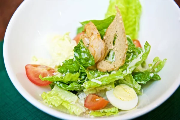 Primer Plano Ensalada César Con Rúcula Fresca Plato Blanco — Foto de Stock