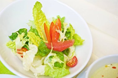 Beyaz bir tabakta taze roka ile sezar salatası yakın çekim