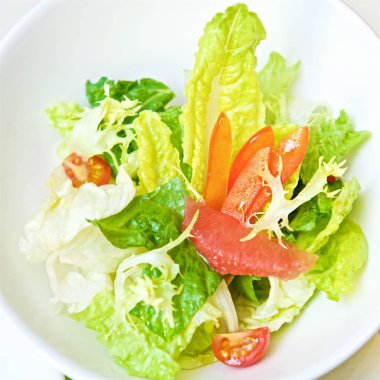 Beyaz bir tabakta taze roka ile sezar salatası yakın çekim