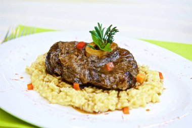 Beyaz tabakta pilavla pişirilmiş risotto, seçici odaklı.