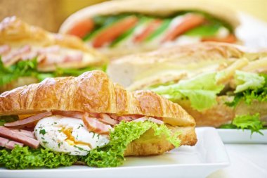 Peynirli et ve sebzeli sandviç yakın çekim