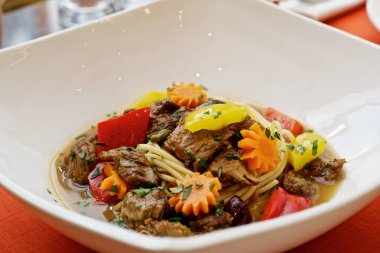 Sebze ve soslu makarna