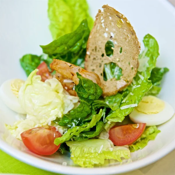 Gros Plan Salade César Avec Roquette Fraîche Sur Une Assiette — Photo