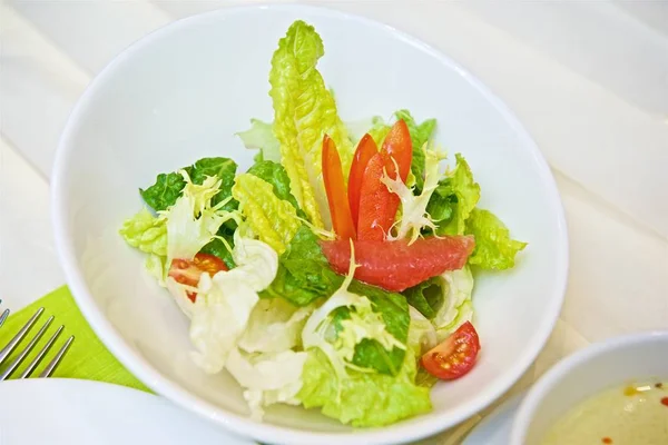 Close Tiro Salada César Com Arugula Fresca Uma Placa Branca — Fotografia de Stock