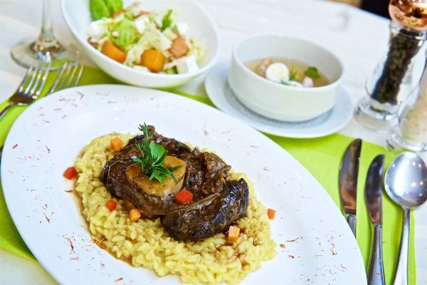 Risotto Dipanggang Dengan Nasi Piring Putih Fokus Selektif — Stok Foto