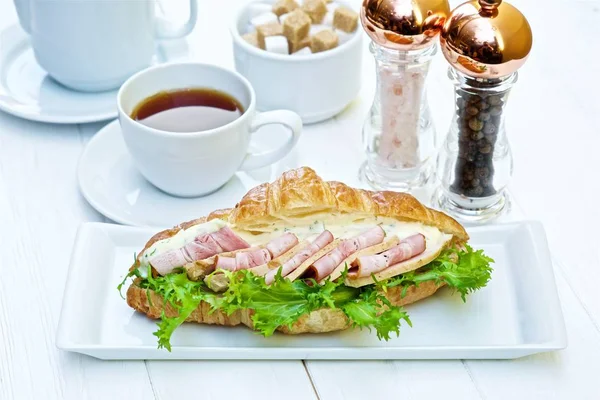 Tazza Con Panino Croissant Con Carne Salsa Lattuga — Foto Stock