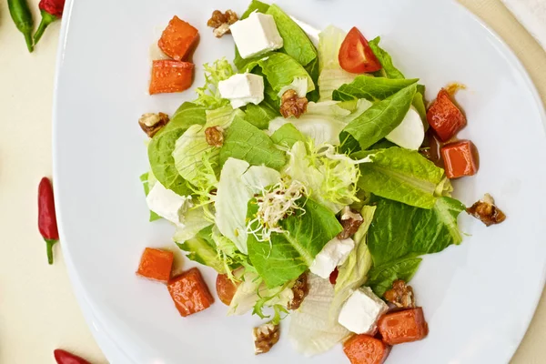 Salada Com Queijo Feta Tomate Avelã Batata Alface Prato Branco — Fotografia de Stock