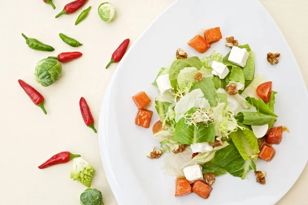 Salada Com Queijo Feta Tomate Avelã Batata Alface Prato Branco — Fotografia de Stock