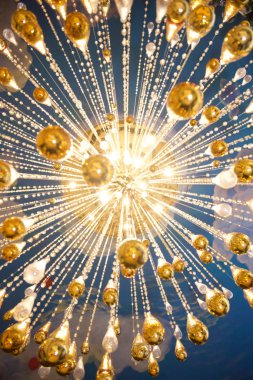 Kristal avizenin düşük açılı görüntüsü. Cazibe arka planı 