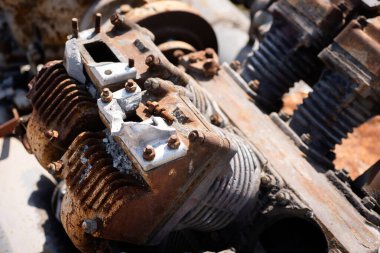 Paslı metal motor güneş ışığında parçalanmış.