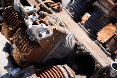 Paslı mekanik motor parçaları açık havada güneş ışığına maruz kaldı