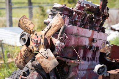 Paslı motor dışarıda, enkazın arasında duruyor.