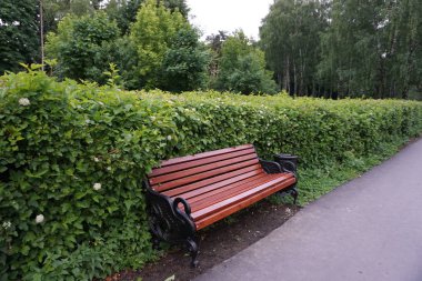 Parkta rahatlamak için tezgah