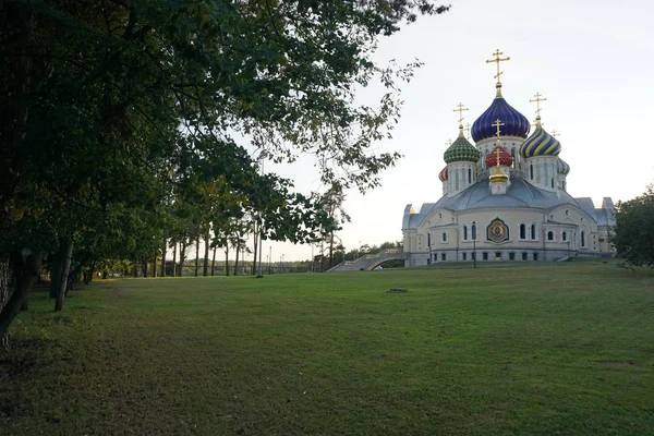 Église Orthodoxe Dans Son Parc Assaini — Photo