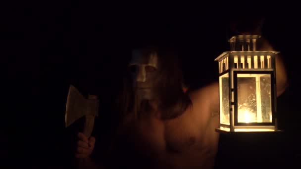 Halloween Maskierter Wahnsinniger Sucht Opfer Garten Hinter Dem Haus — Stockvideo