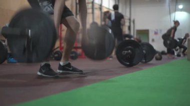Crossfit idman halter, spor salonunda güçlü adamlar, bir grup insan