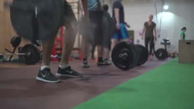 Crossfit idman halter, spor salonunda güçlü adamlar, bir grup insan