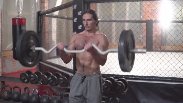 Ung Man Idrottare Vacker Kropp Övningar Biceps Skivstång Långt Hår — Stockvideo