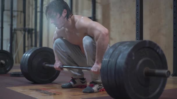 Idrottare Tyngdlyftare Med Vacker Figur Tränar Ett Crossfit Gym Med — Stockvideo