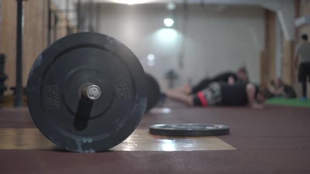 Кроссфит Тренировки Сильные Мужчины Тренируются Тренажерном Зале Группа Людей — стоковое видео
