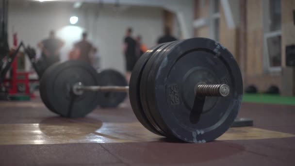 Άρση Βαρών Δυνατοί Άντρες Προπονούνται Στο Γυμναστήριο Μια Ομάδα Ανθρώπων — Αρχείο Βίντεο