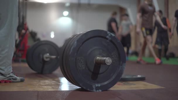 Entrenamiento Crossfit Levantamiento Pesas Hombres Fuertes Entrenan Gimnasio Grupo Personas — Vídeo de stock