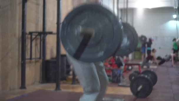 Homem Bonito Atleta Halterofilismo Treinamento Crossfit Ginásio Barra — Vídeo de Stock