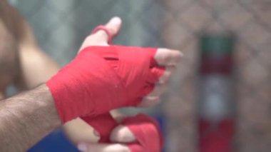 Genç adam elinde boks bandajsarıyor