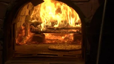 fırında ateşte pizza aşçı