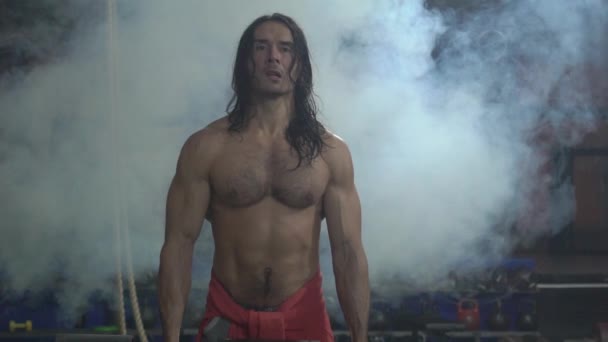 Pria Atlet Model Dengan Rambut Panjang Tubuh Yang Indah Dalam — Stok Video
