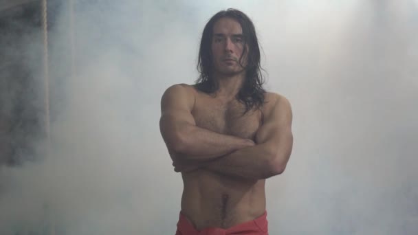 男运动员 长头发模特 在体重训练中美丽的身体 摆姿势 — 图库视频影像