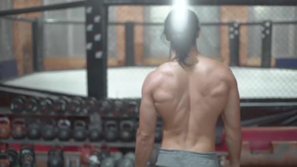 Ein Männlicher Athlet Mit Einem Schönen Großen Rücken Läuft Durch — Stockvideo