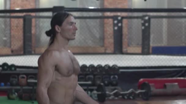家伙长头发和一个美丽的身体跳绳在健身房 — 图库视频影像