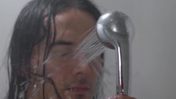 Mec Aux Cheveux Longs Prend Une Douche — Video