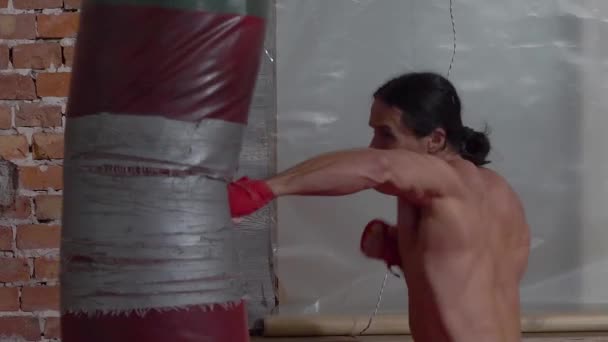 Tipo Con Pelo Largo Boxeo Una Bolsa Boxeo Rojo — Vídeo de stock