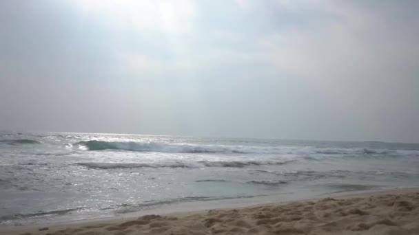 Kleine Jongen Rijdt Bungee Oceaan Het Strand — Stockvideo