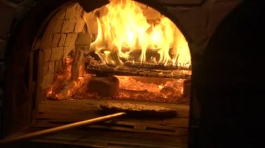 fırında ateşte pizza aşçı