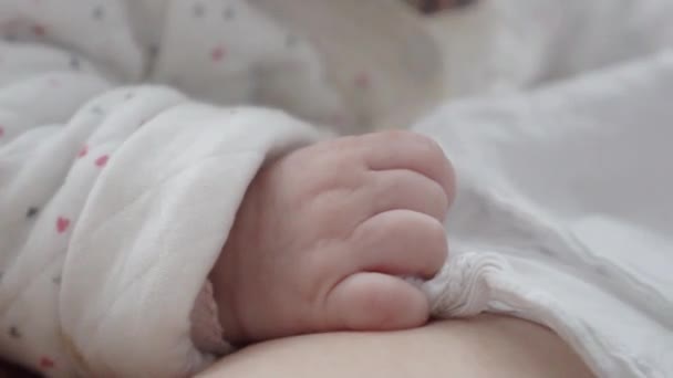 Bebé, niña y mamá, relajarse en la cama, sonríe, se regocija , — Vídeo de stock