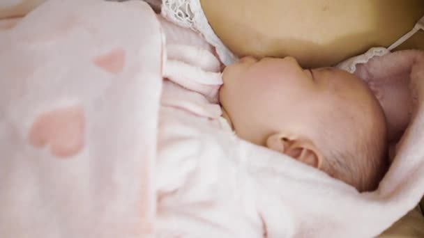 Bebê, menina e mãe, relaxar na cama, sorrisos, alegrias, mamãe amamenta — Vídeo de Stock