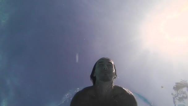 Man, long hair swims in a pool underwater, rest — 图库视频影像
