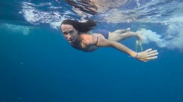 Röda havet, Guy, atlet med långt hår simmar under vattnet — Stockvideo
