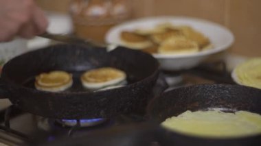 Eski bir tavada krep pişirirken, kız krep pişirirken.