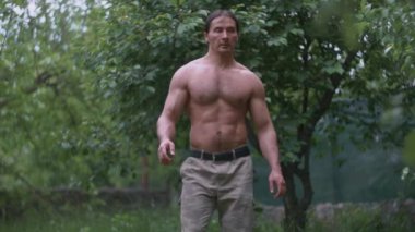 Amerikan yerlisi kaslı adam açık havada spor yapmaya gider. Bahçedeki sporcu antrenmandan önce ısınıyor. Egzersizleri asker pantolonlu adam yapıyor..