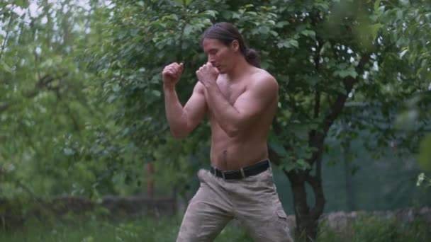 Boxer man trénink box venku. Kickboxer trénink pěstí punč na venkovní cvičení. Mužský bojovník — Stock video