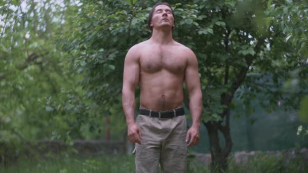 Giovane atleta di sesso maschile corridore a riposo stanco dopo l'esercizio di allenamento in esecuzione. Uomo nativo americano in giardino. — Video Stock