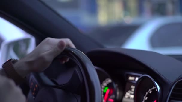 Muž řídí auto, ruce na volantu detailní záběr — Stock video