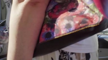 Dnipro, Ukrayna, 26 Haziran 2020 Taşımacılar şoföre yolculuk için para veriyor